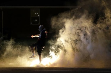 Dos heridos de bala y más de 30 detenidos en una nueva noche violenta en Misuri