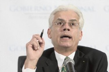 Ministro justifica que los políticos regalen