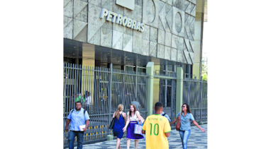 Ganancias de Petrobras caen a $100 millones