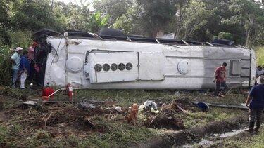 Vuelco de bus de la ruta Panamá-Darién deja un muerto y varios heridos