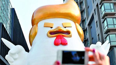 Transforman a Trump en pollo por el año del gallo