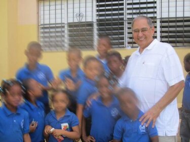 Detienen a sacerdote que ofrecía chocolates a niños a cambio de sexo