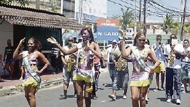 La rumba sigue: Colón se viste de carnavalitos