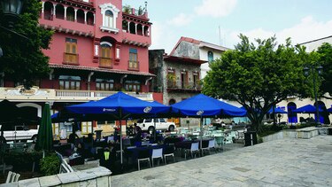 El libertador que domina una plaza bohemia