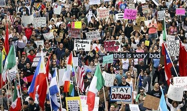 Miles continúan protestas  contra presidente electo Donald Trump