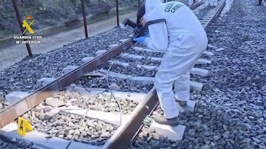 Cómo ocurrió el accidente y otras 4 preguntas clave sobre el fatal descarrilamiento y choque de trenes en España