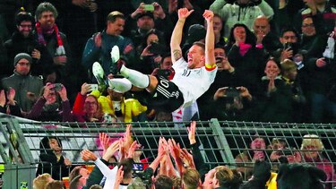 Podolski se despide con gol
