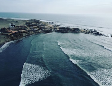 El surf, una terapia para niños pobres en una remota playa de Perú