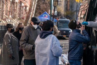 Con la expansión de Ómicron, Nueva York teme revivir la pesadilla de 2020