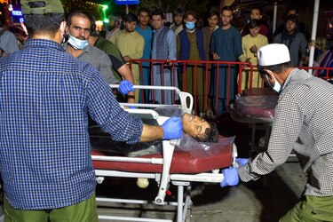 El sueño de los afganos de huir se complica aún más tras las potentes explosiones en Kabul