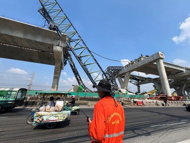 Dos muertos y un herido por otro desplome de grúa en Tailandia tras accidente ferroviario