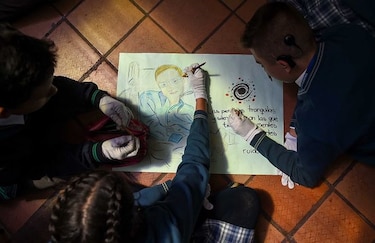 'Niños genio' de Bogotá rinden tributo a Stephen Hawking