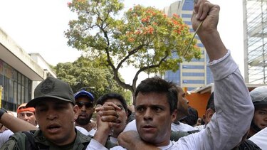 Opositor venezolano Leopoldo López salió de prisión y está bajo arresto domiciliario