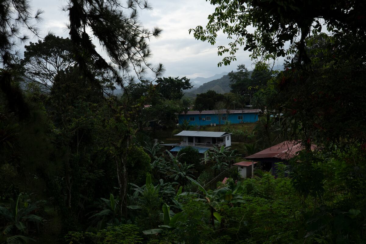 Los pueblos empapados de pobreza que caminan entre montañas ricas en oro y cobre