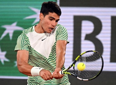 Carlos Alcaraz se deshace de Tsitsipas y se cita con Djokovic en semifinales de Roland Garros