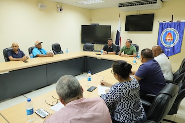 Gobierno y transportistas trazan ruta para evitar alza del pasaje