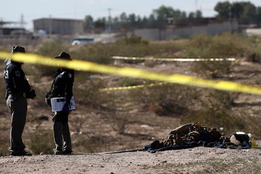 Hallan seis cadáveres en fosa clandestina de Ciudad Juárez a metros de frontera con Estados Unidos