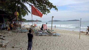 Miles de turistas huyen de islas tailandesas ante la llegada de la tormenta Pabuk
