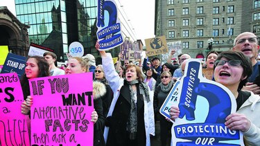 Científicos salen a protestar