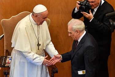 Papa Francisco y arzobispo Ulloa participan de encuentro de generaciones