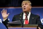 Trump prohíbe a empleados de Univisión entrar a su complejo turístico