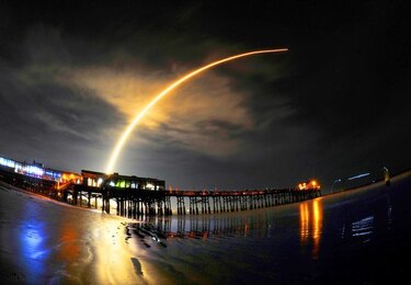 Cohete de SpaceX aterriza con éxito sobre plataforma en el mar