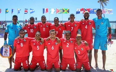 Panamá golea en su debut