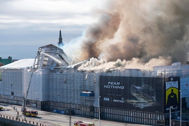 Incendio en antigua bolsa de Copenhague continúa fuera de control pero sin heridos