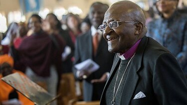El premio Nobel Desmond Tutu recibe el alta médica