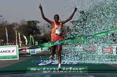 Lonyangata conserva su reinado al ganar el maratón de París