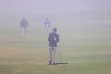 Arranca el Abierto de Estados Unidos de golf con 90 minutos de retraso por niebla