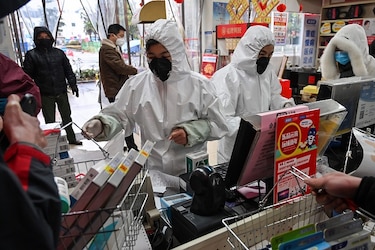 Ejército chino despliega personal médico en Wuhan para contener el coronavirus