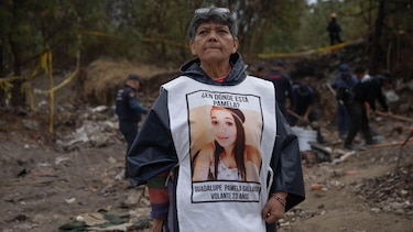 ‘Ante la falta de respuesta, en México las madres buscadoras han aprendido a leer los bosques y las montañas, a ser como peritos forenses’