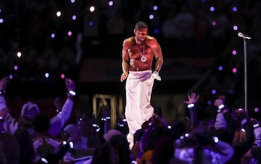 Usher, ‘el Rey’ del R&B, homenajeó a Michael Jackson durante su espectáculo en el Super Bowl