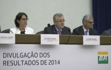 Excandidato presidencial Aécio Neves acusa a Lula da Silva y a Rousseff de manchar a Petrobras