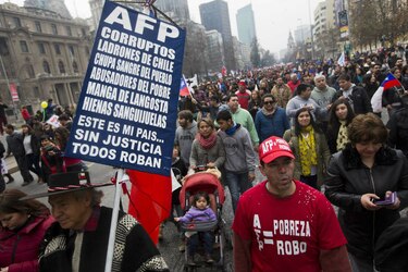 Más de 100 mil chilenos protestan contra sistema de pensiones privado
