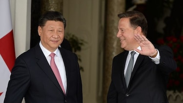 Un sombrero pintao y una camisilla, los regalos de Juan Carlos Varela a Xi Jinping