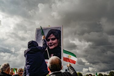 La familia de la iraní Mahsa Amini denuncia a los policías que la detuvieron