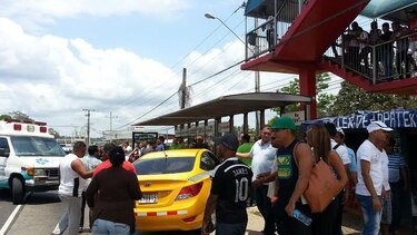 Cuatro personas heridas dejó choque de taxi contra parada de buses en Arraiján
