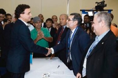 Solís inscribe candidatura
