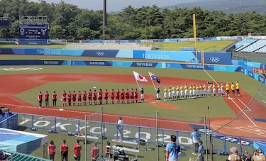 Japón abre los Juegos Olímpicos con triunfo 8-1 ante Australia en el sóftbol