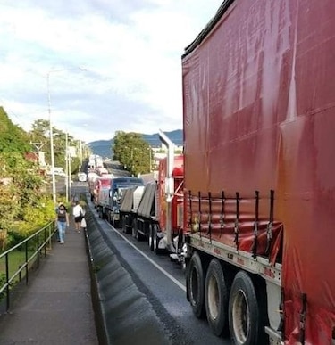Más de 400 transportistas varados en frontera tico-panameña por bloqueos de carreteras en Costa Rica