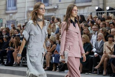 Chanel escenifica su particular visión del feminismo en las calles de París
