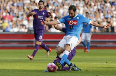 Fiorentina pierde, pero continúa como líder