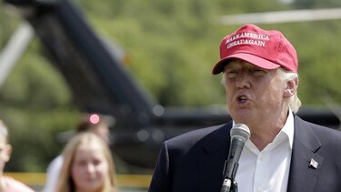 Trump aboga por deportar a todos los inmigrantes indocumentados de EU