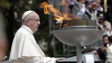 Papa urge a los colombianos a no deponer sus esfuerzos por la paz