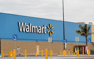 Wal-Mart se reorganiza para competir con Amazon en internet