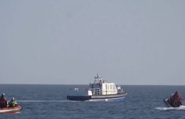 Empresarios lideran rescate de ballena varada en el Báltico 