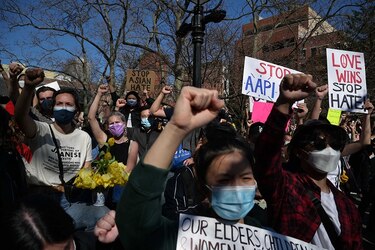 Miles de personas protestan en Estados Unidos contra el racismo hacia los asiáticos