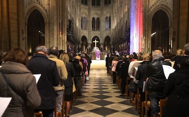 Misa en catedral de Notre Dame en homenaje a las víctimas